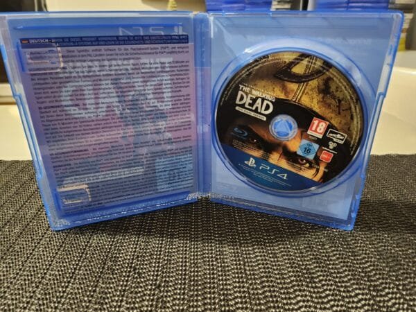 The Walking Dead The Walking Dead PS4 DISK